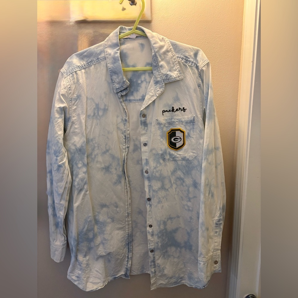 WEAR by Erin Andrews Green Bay Packers denim button
